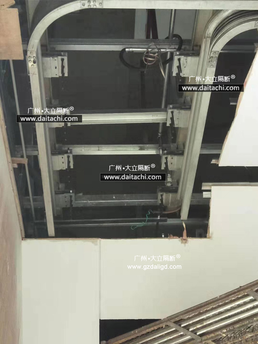 电动活动隔断轨道安装施工中